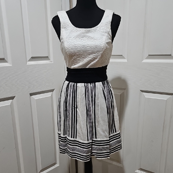 Trixxi Dresses & Skirts - White and Black Sleeveless Dress